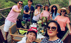 刘亦菲罕见晒出全家福，60岁的天仙妈妈刘晓莉美呆了！