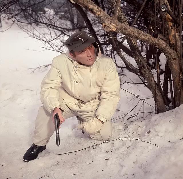 二战经典电影《血染雪山堡》：盟军七人深入虎穴，剧情一波三折