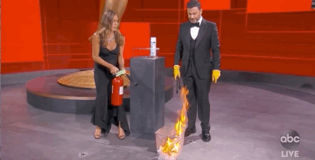 72届艾美奖：24岁赞达亚成最年轻视后，《富家穷路》大满贯