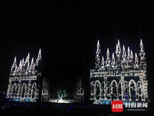 不惧暴雨倾盆 成都歌迷“游泳”去听五月天