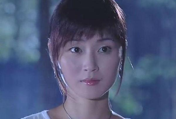 万绮雯嫁陈十三19年无子,不过却让她得到梦想中该有的爱情。