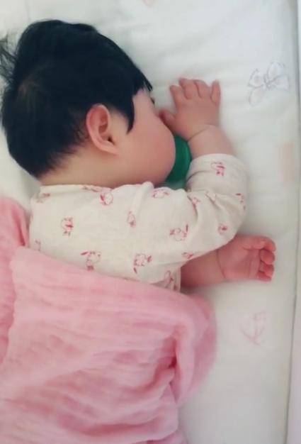 蜡笔小新的“屁桃脸”真的存在吗？妈妈晒宝宝照片，网友：见识了