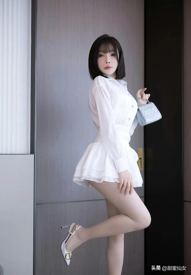 徐莉芝：性感白色连衣短裙白丝完美身材