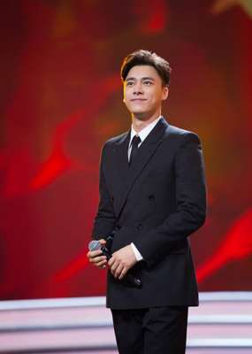 李易峰的歌(李易峰携新剧亮相百日展播活动高歌《红旗飘飘》)