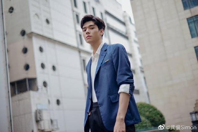 龚俊雨中撑伞氛围感大片 帅气十足