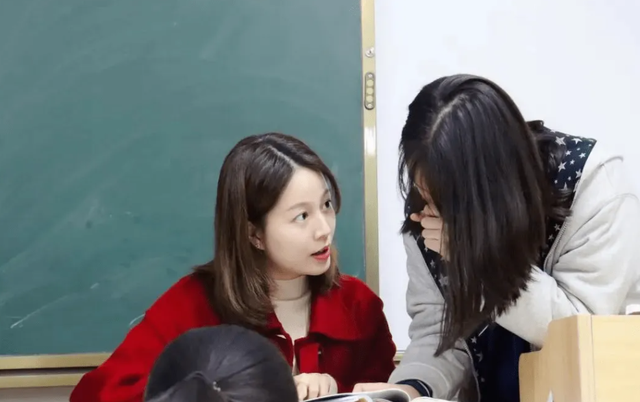 上海某高校女老师走红，外表神似“芭比娃娃”，男生都不敢直视