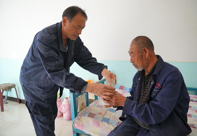 一位“不机密”“没毛病”“欠内债”老人的36载敬老故事