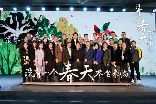 长影新片《没有一个春天不会来临》开机，黄渤周冬雨等全明星集结致敬平凡英雄