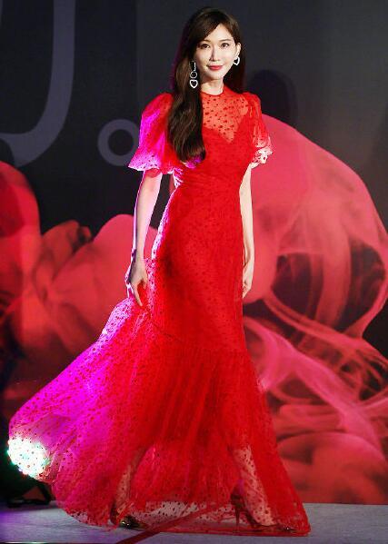 46岁林志玲近照曝光，苹果肌肿胀，脸部僵似充气，撞脸王心凌