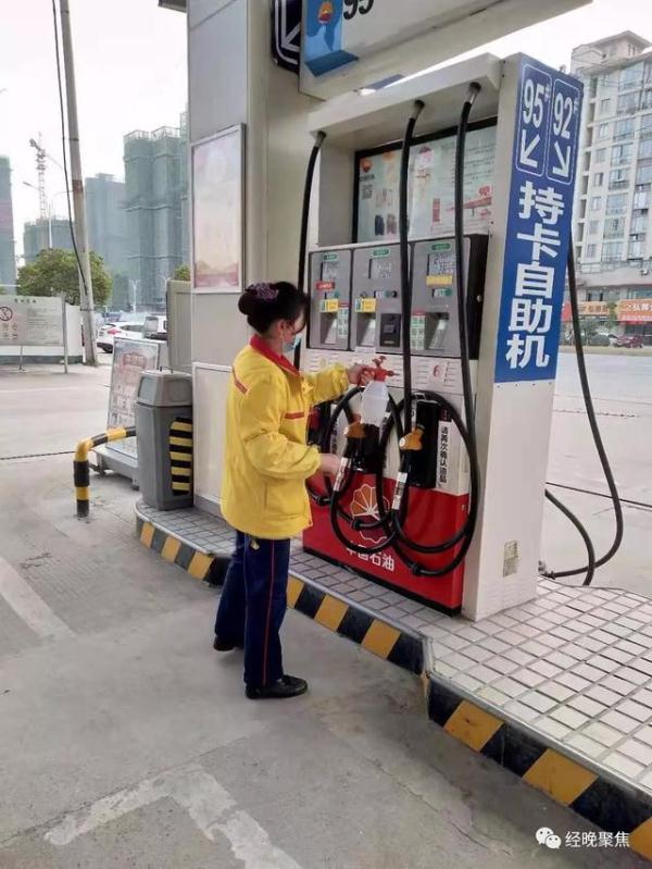 2人坚守7天7夜 疫情期间一座加油站的温度