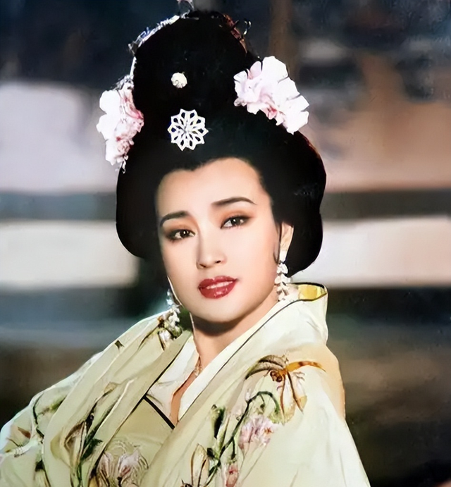 让人唏嘘！一代影星“刘晓庆”老家选墓地，素颜老人装扮引热议