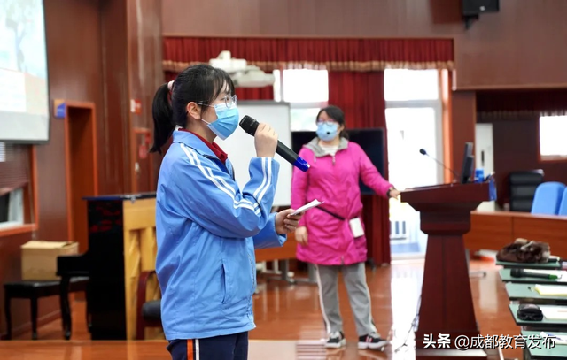 直击成都高二、初二开学第一课，一场致敬逆行的爱国教育