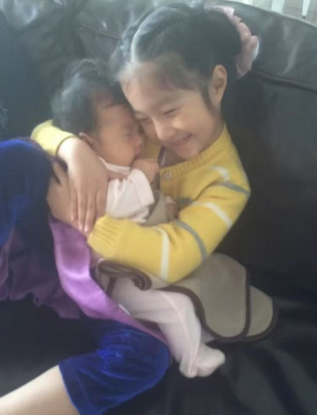 马伊琍小女儿11岁生日，文君竹晒合影为妹妹庆生，妹妹身高优越