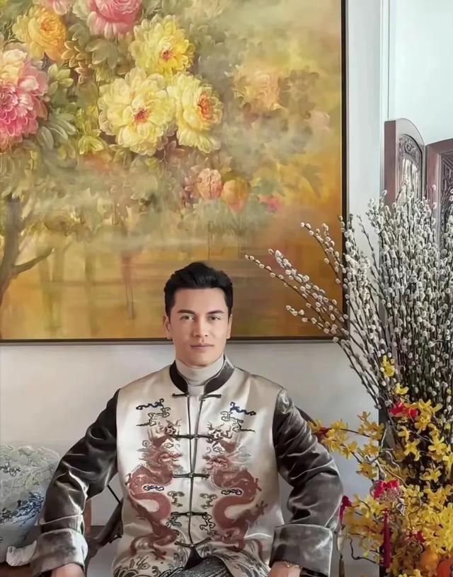 69岁吕良伟过年晒一家人豪宅照，儿子肥硕老婆美，家里摆满年宵花