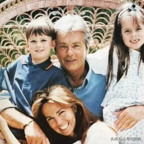 阿兰德龙去世，英俊风流一生，曾向中国女星求婚，说死后不验DNA