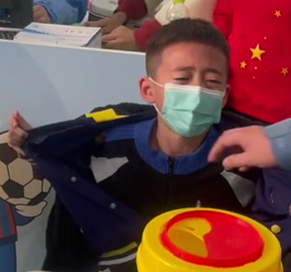 青岛一男孩打疫苗…全程崩溃式求情！针头扎下去的一刻：我要去世了，再见了妈妈