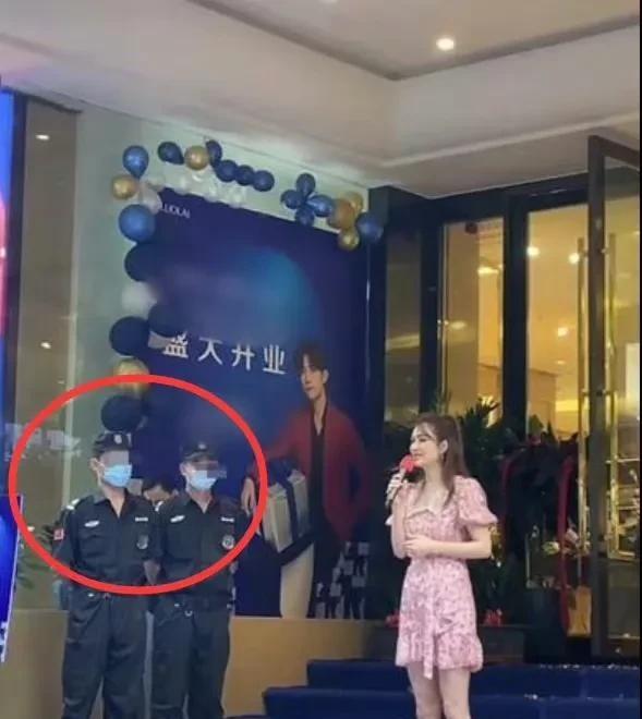 朱茵街头商演被骂！网友：她缺钱吗？年纪这么大了还接乡村小商演