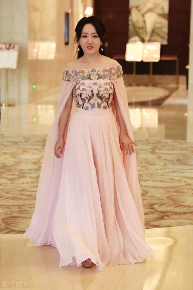 “玉女皇后”杨钰莹的迷乱情史，深陷红楼丑闻，一次恋爱影响一生