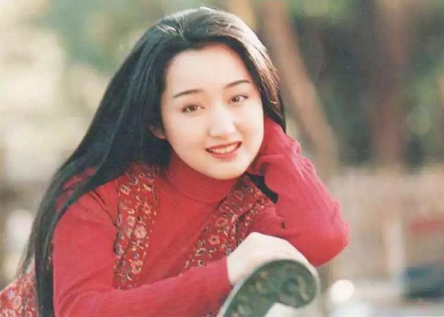 “玉女皇后”杨钰莹的迷乱情史，深陷红楼丑闻，一次恋爱影响一生