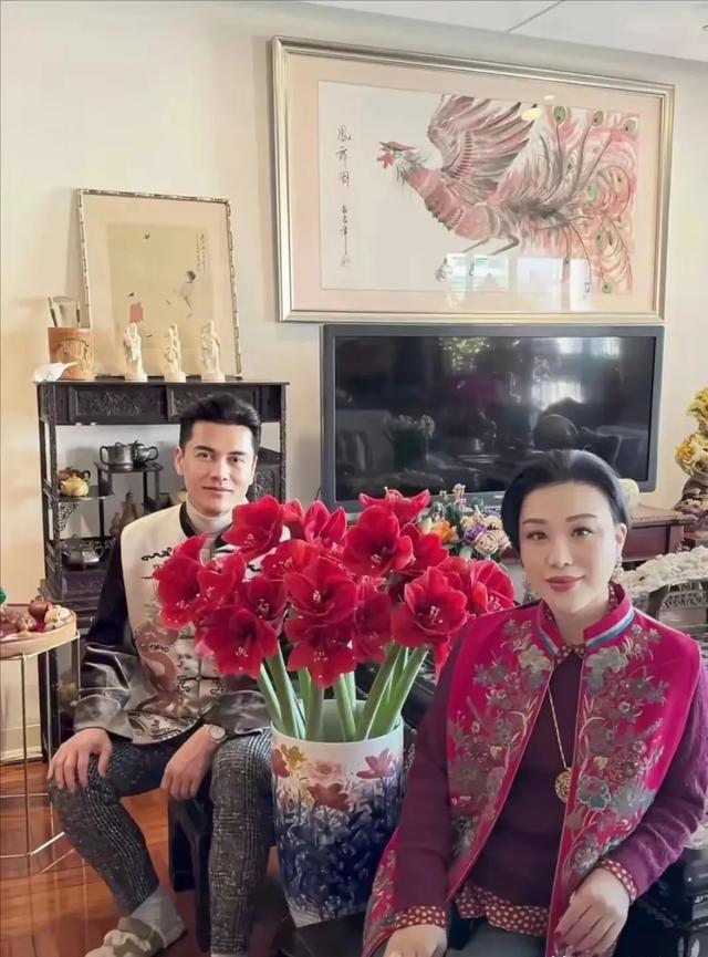 69岁吕良伟过年晒一家人豪宅照，儿子肥硕老婆美，家里摆满年宵花