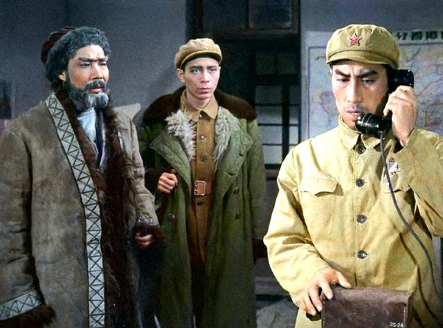 梁音主演的电影回顾：《冰山上的来客》与《三进山城》的感人瞬间