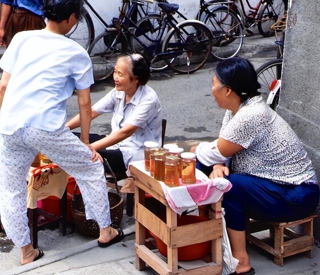 她是身价千万的女强人,无儿无女,晚年资产被保姆转移,落魄无助