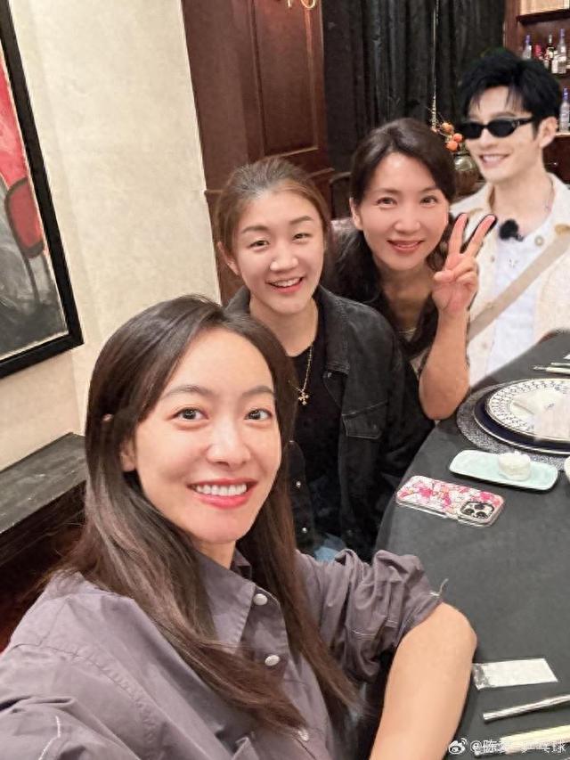 陈梦晒与宋茜、陈好聚会合影,还把表哥黄晓明P了上去