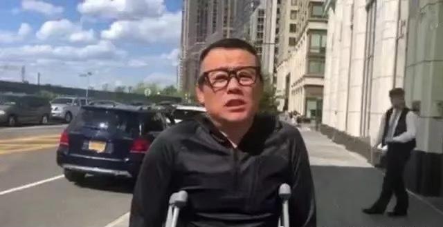 54岁周立波近况曝光,身材发福靠商演捞金,拄拐棍行走表情痛苦