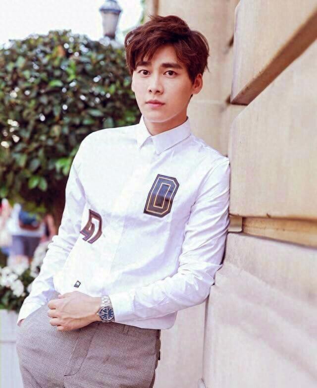 李易峰：父母眼里的大孝子，34岁仍未婚