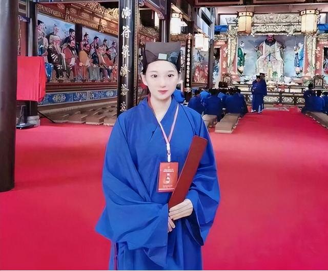 16年，东北美女画家离婚后，跑到江西出家当道士，如今怎么样了？