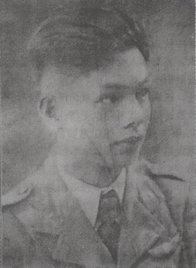 他是新中国首位少数民族飞行员，朝鲜战争时期，飞行装具从未离手