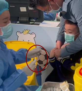 青岛一男孩打疫苗…全程崩溃式求情！针头扎下去的一刻：我要去世了，再见了妈妈