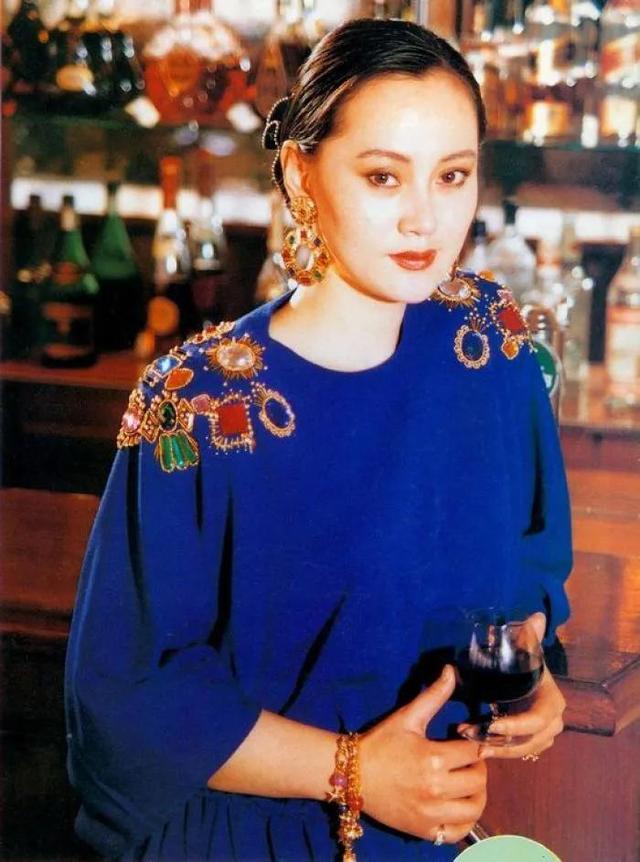 抛弃重病丈夫,甩掉著名导演,55岁再嫁比利时豪门的她现状怎样了