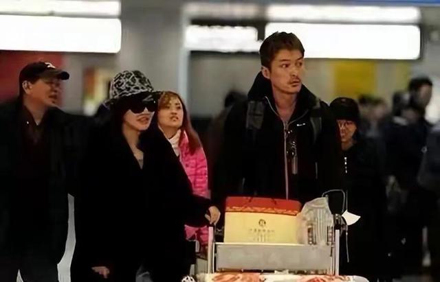 40岁胡歌承认当爸并已结婚一年，女方照片疑曝光，肤白貌美气质佳