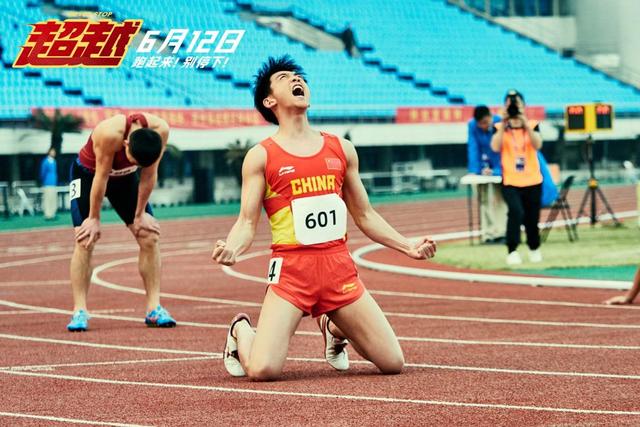 郑恺变身发福运动员，拍电影增肥40斤大肚腩明显，如今瘦回小猎豹