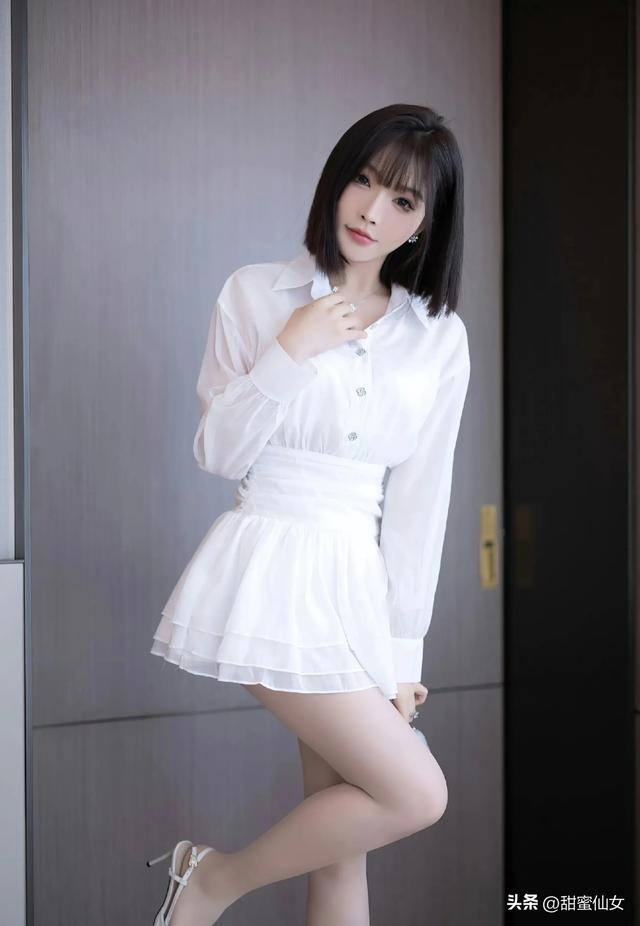 徐莉芝：性感白色连衣短裙白丝完美身材