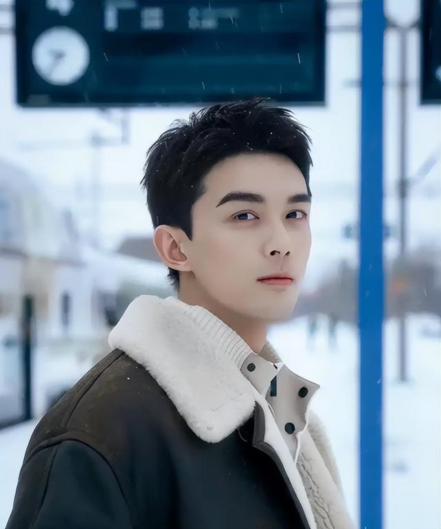 26岁吴磊皮肤黝黑 络腮胡 大秀胸肌和八块腹肌 小孩哥变大叔像胡歌