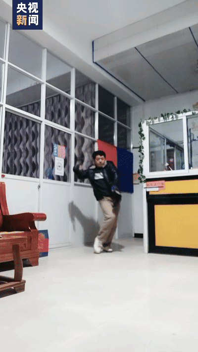 大叔自学霹雳舞5年，舞技惊艳众多网友