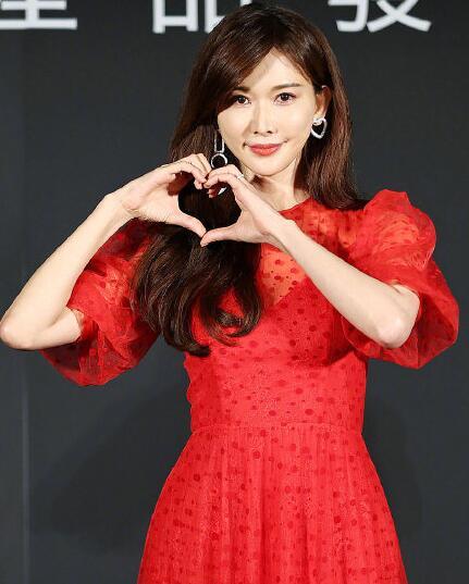 46岁林志玲近照曝光，苹果肌肿胀，脸部僵似充气，撞脸王心凌