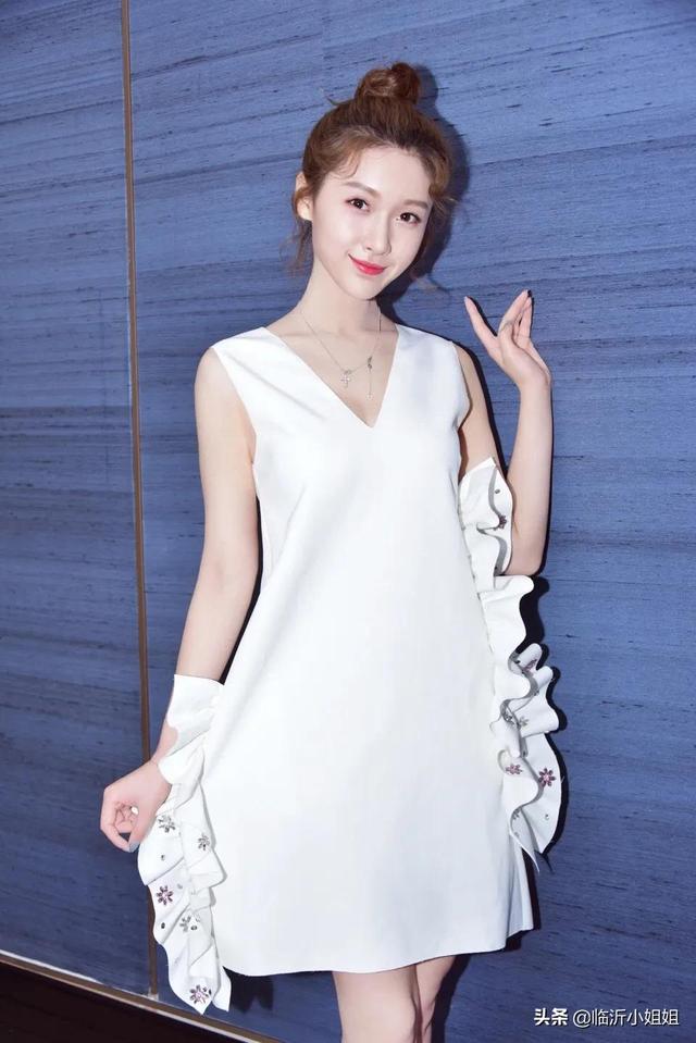 王子璇，高冷的清纯美少女，唯美颜值散发柔情之美，太迷人