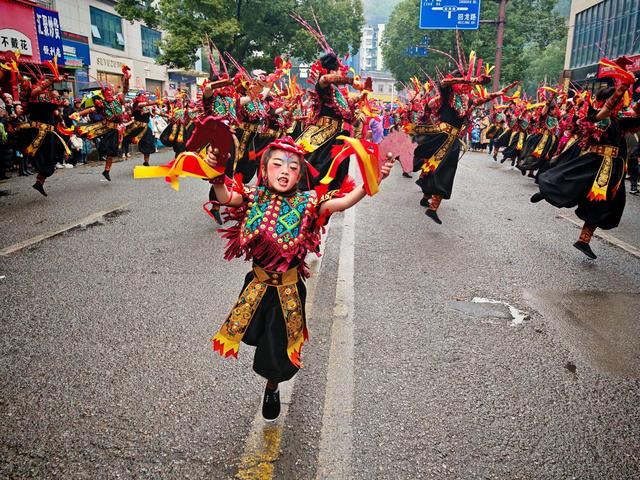 正月十五张家界全民狂欢,国际友人也来“闹”元宵