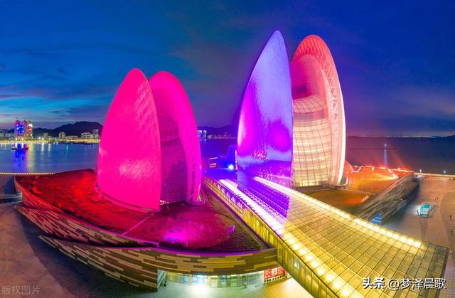 中国唯一建设在海岛上的歌剧院“珠海大剧院”