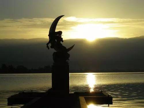 看见月亮想起初恋，一轮清辉寄托几多爱与缠绵