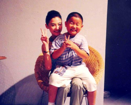 《巴啦啦小魔仙》石小龙,当年胖胖的小哥长大了,没长残不过..