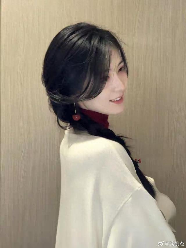 村里有个姑娘叫小芳，辫子粗又长！