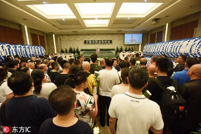 计春华遗体告别仪式在杭州举行,张纪中陈龙等圈内好友为他送别