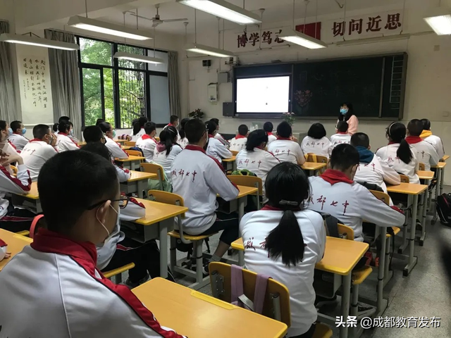 直击成都高二、初二开学第一课，一场致敬逆行的爱国教育