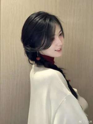 又大又长(村里有个姑娘叫小芳，辫子粗又长)