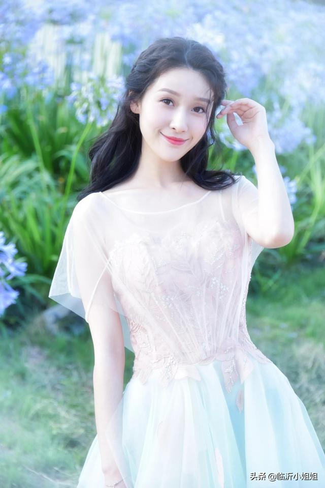 王子璇，高冷的清纯美少女，唯美颜值散发柔情之美，太迷人