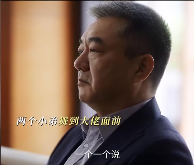 55岁董勇巴黎被偶遇，满头白发长胡子又老又胖，妻女玩手机太入迷